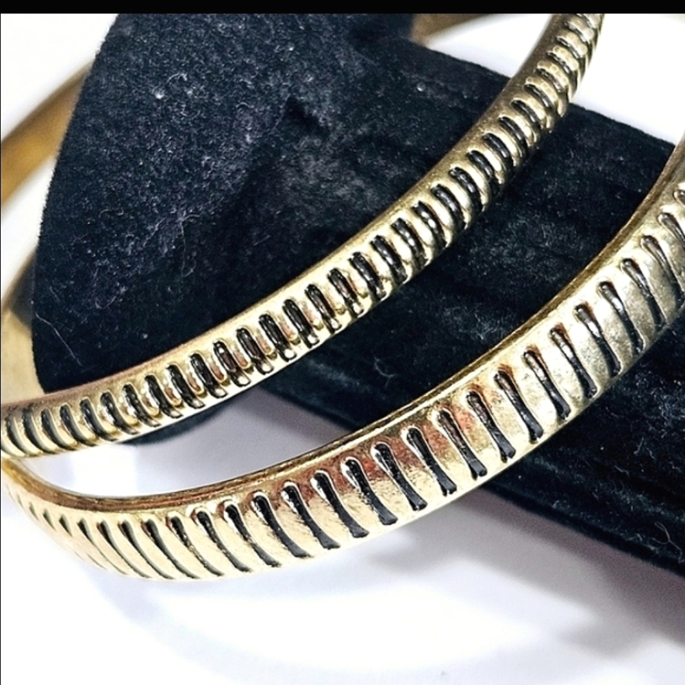 Two Gold Bangle Bracelets - Picture 3 of 10